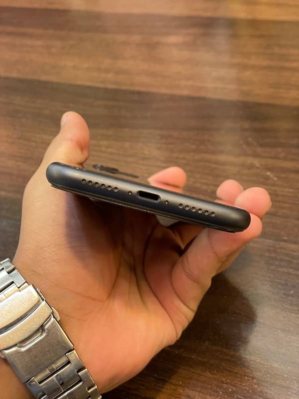 iphone 11 factory unlock. 64gb 100% bettery health Non active 3