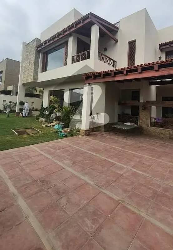 Fully renovated double storey bungalow with 240 yds in Gulshan-e-Iqbal Block 1, with excellent living environment, available at 5.5 Crores. 3