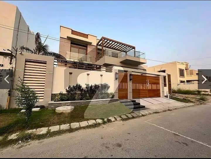 Fully renovated double storey bungalow with 240 yds in Gulshan-e-Iqbal Block 1, with excellent living environment, available at 5.5 Crores. 6