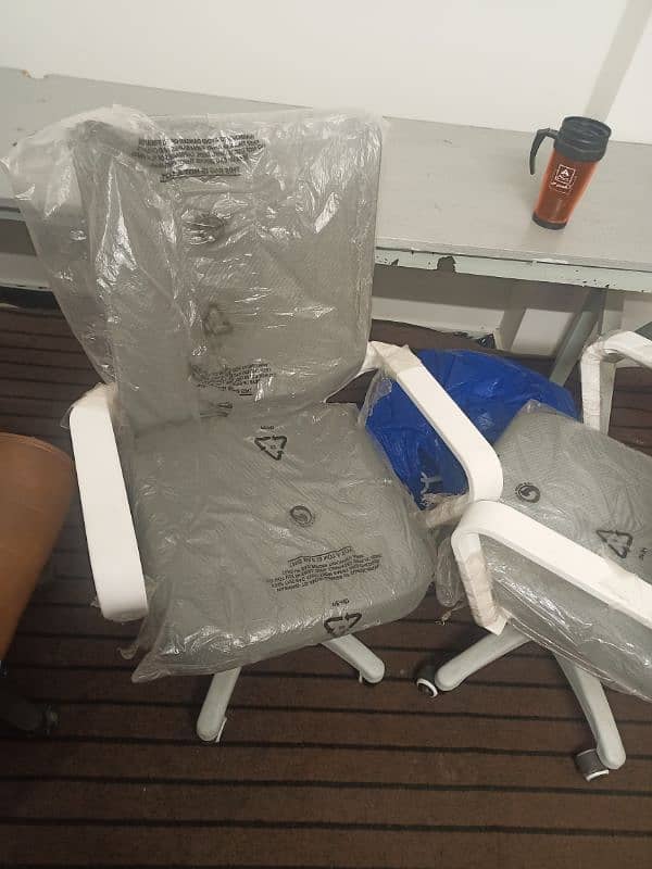 3 worker chairs for sale urgently Almost new condition 2