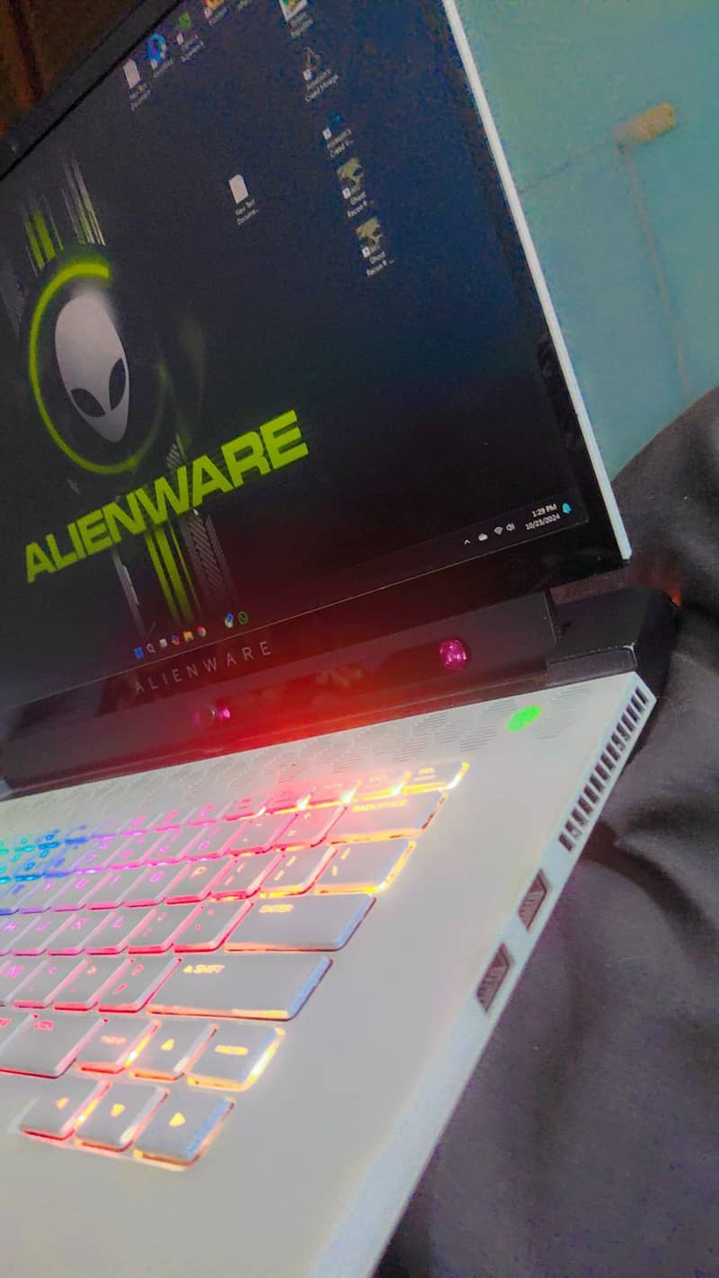 DELL Alienware M15 R2 - i7 9th (H) Gen - 16/512 - 6GB RTX 2060 - 244H 2