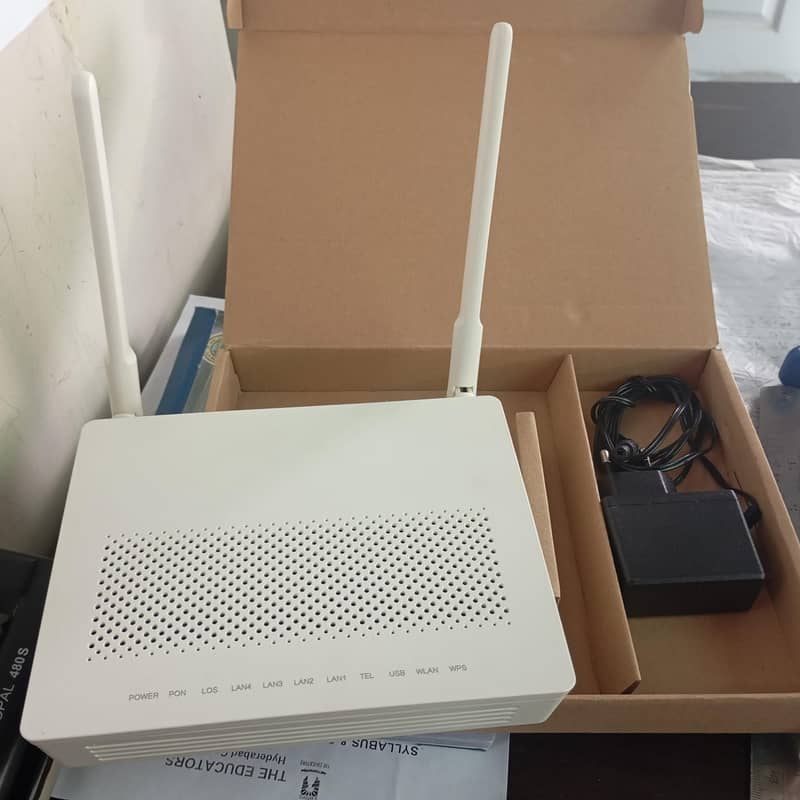 HG8546M Xpon 5dBi WiFi ONU/ONT 1GE+3FE+VOICE+WIFI Router 3