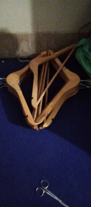 wooden hanger 2500rs 1 dargan 3