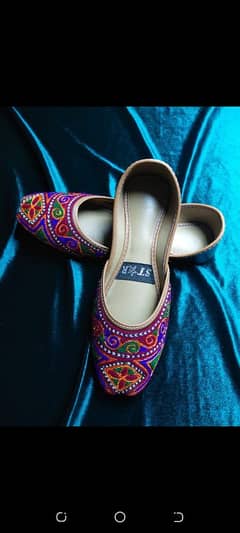 stylish embroided khussa