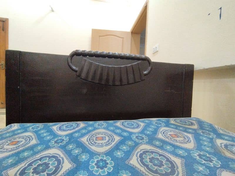 Single bed (1) with mattress 0