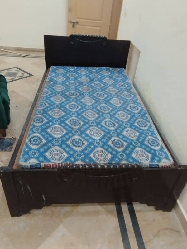 Single bed (1) with mattress 2