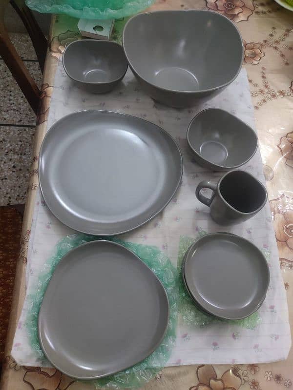 4 persons brand new dinner set from USA. 2