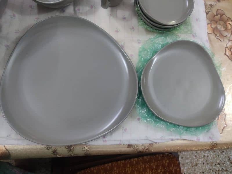 4 persons brand new dinner set from USA. 4