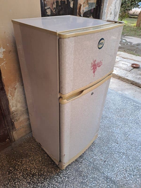 small sized Fridge for Sale. 0