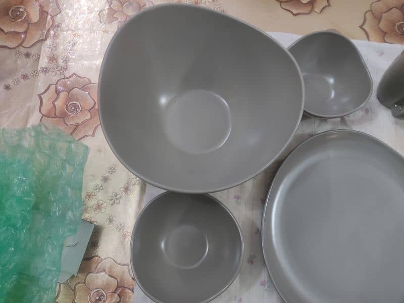 4 persons brand new dinner set from USA. 0