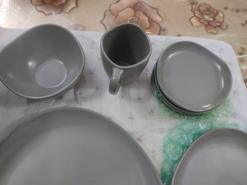 4 persons brand new dinner set from USA. 2