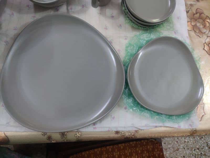 4 persons brand new dinner set from USA. 4