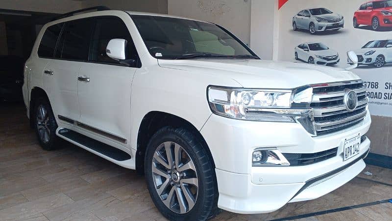 Toyota Land Cruiser 2017 registered 18