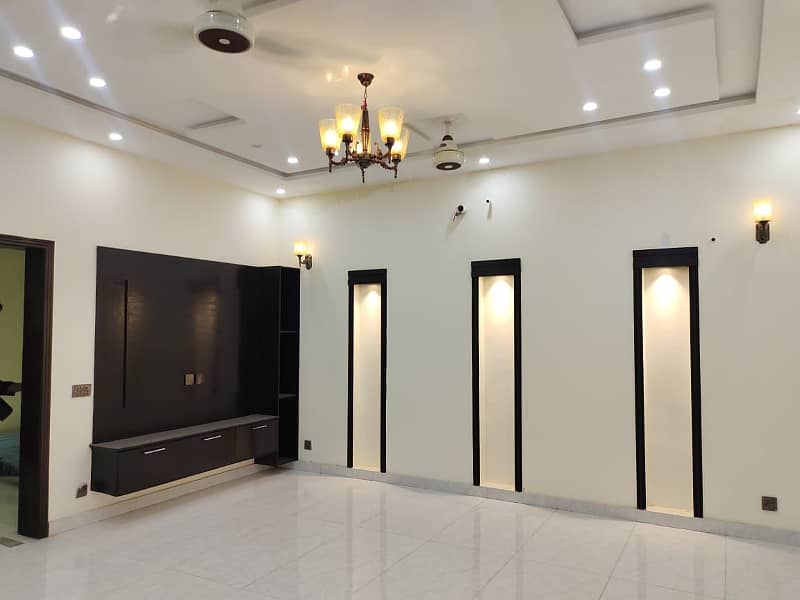 Prime Location 10 Marla House Available For Rent In Park View City Lahore 1