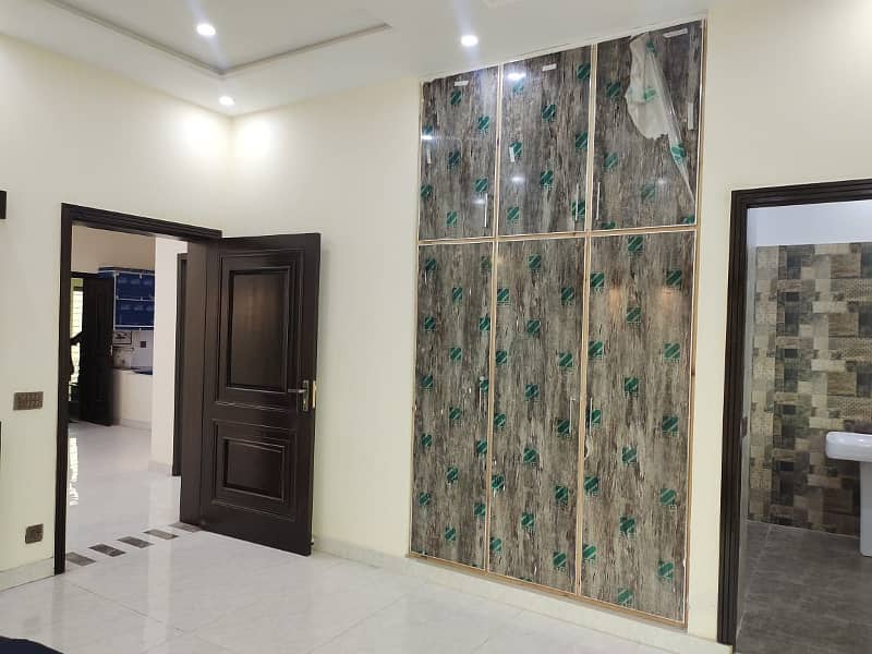 Prime Location 10 Marla House Available For Rent In Park View City Lahore 4