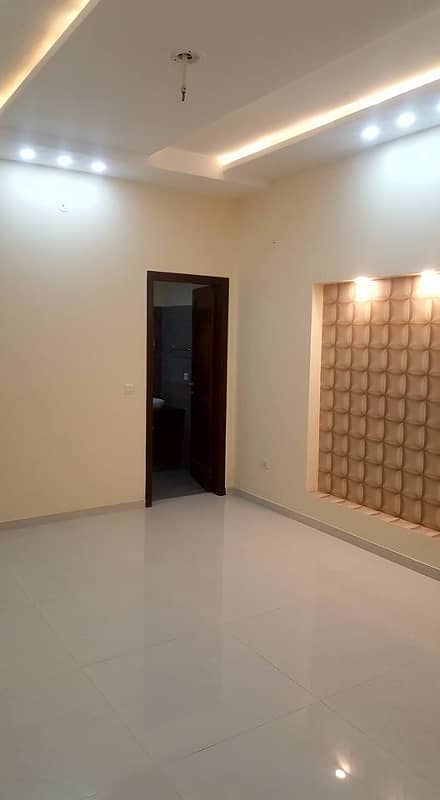 Beautiful 10 Marla Brand New Lower Portion For Rent In Park View City Lahore 2