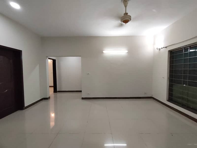 Beautiful View 10 Marla 3 Bed Apartment on 7th floor is Available for Rent In Askari-11,Lahore 6