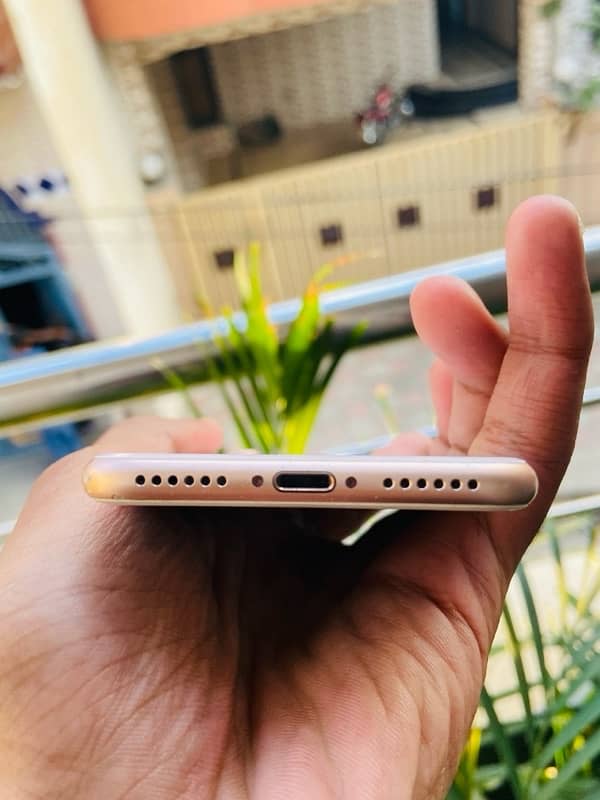 IPHONE 8 GENUINE 5