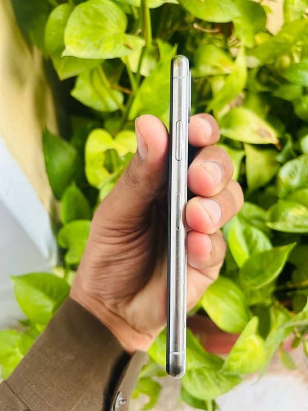 iPhone X (256GB ) 3