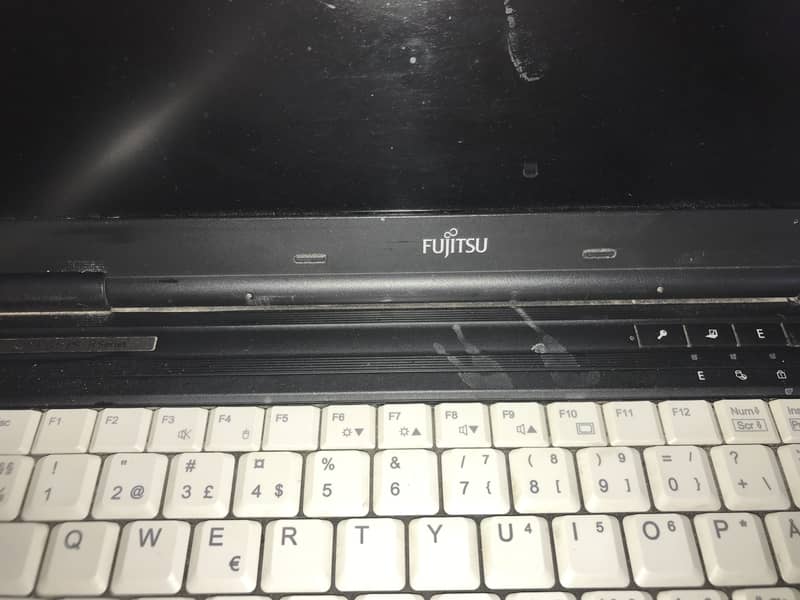 Fujitsu H710  Core 7 - 2720 4