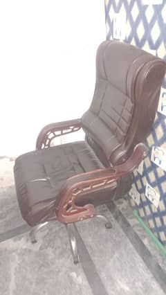 office revolving executive chair and Table very good condition