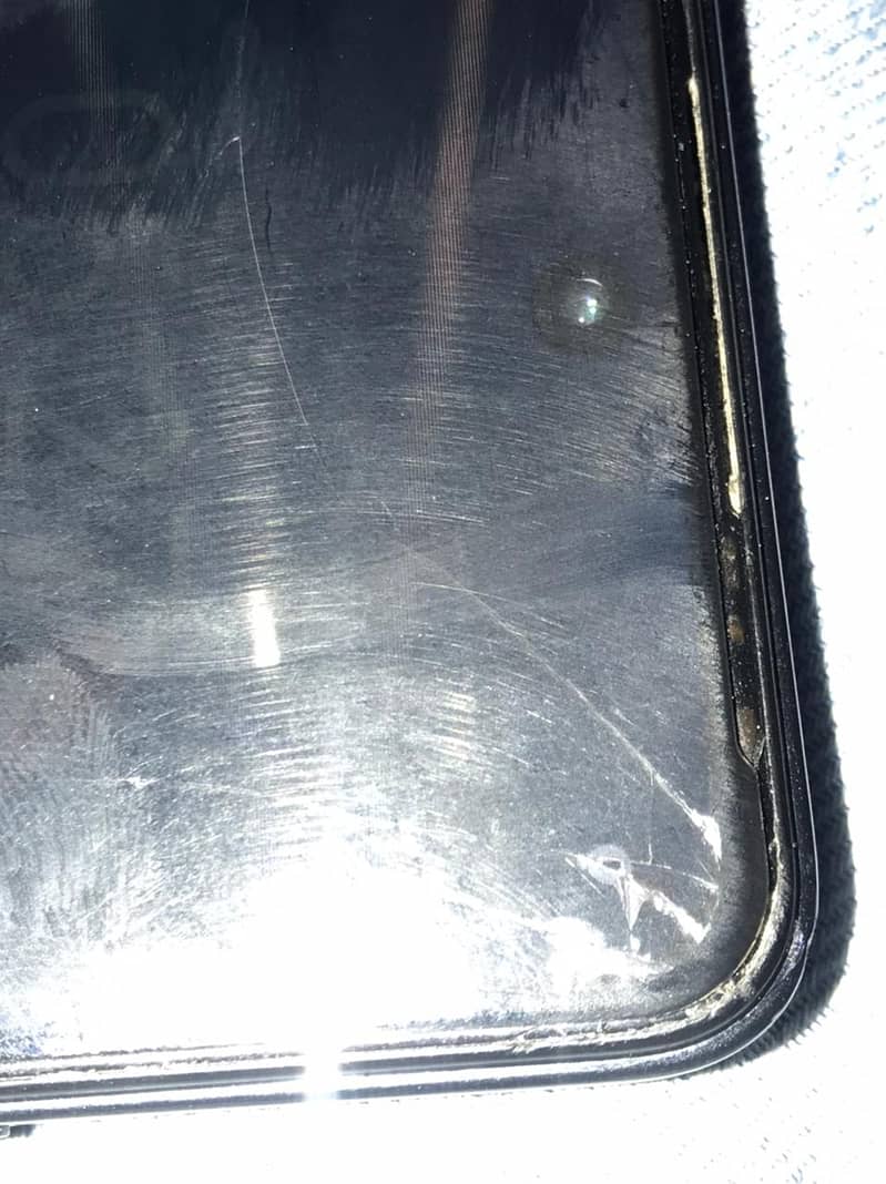 Camon 19 neo 8/128 minor crack on side 1