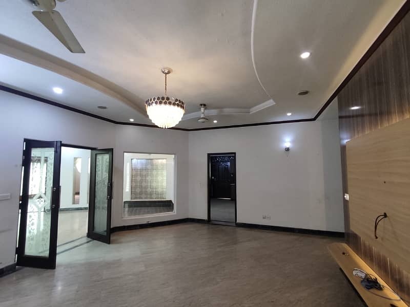 1 Kanal Bungalow Available For Rent In DHA Phase 4 With Super Hot Location. 8