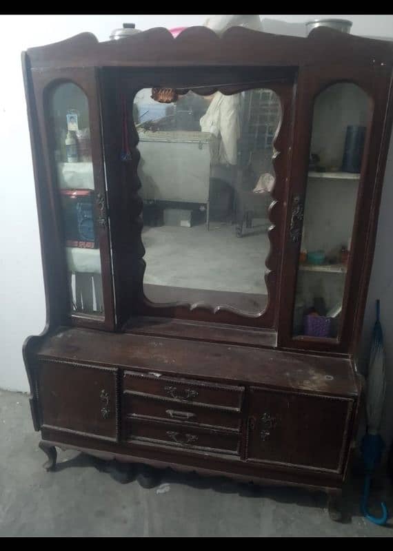 A dressing table for sell. 0