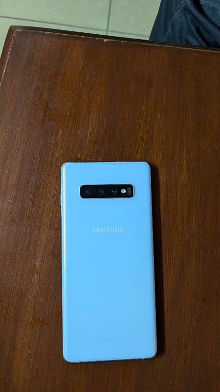 Aoa I am selling Samsung S10+ 5