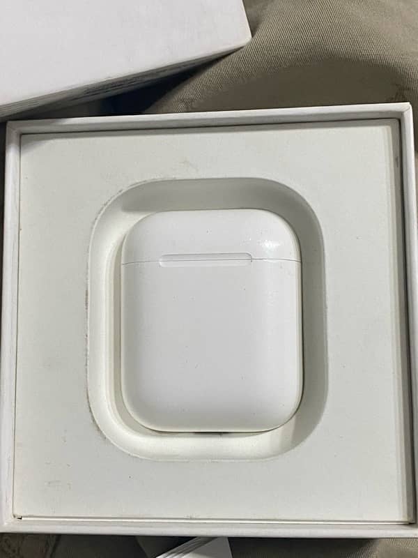 Apple AirPods 2nd generation original. 4