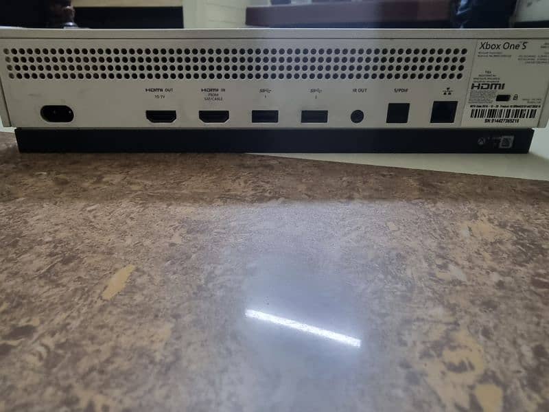 10/10 condition xbox one s 1 tb free 1 year gampass with 2