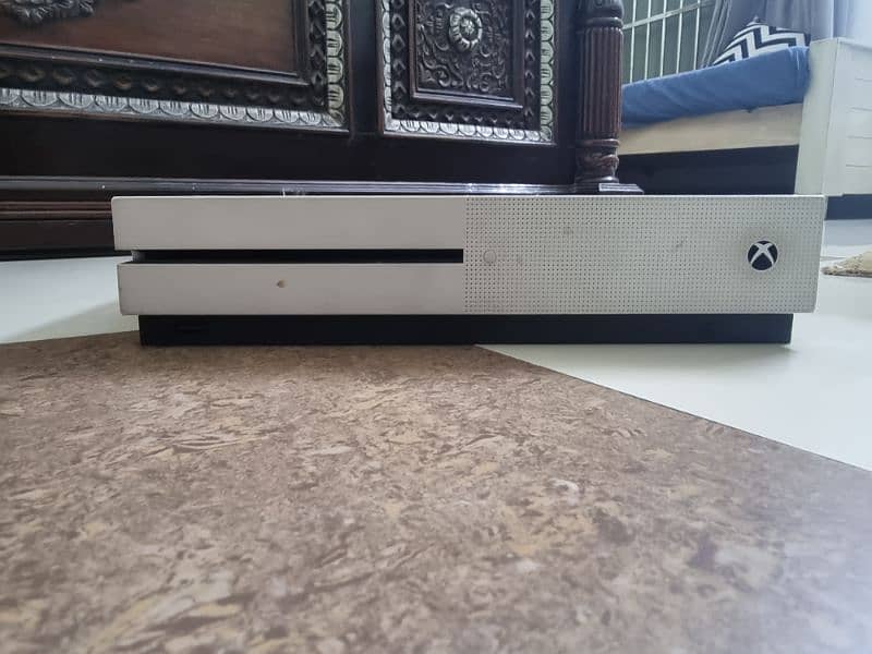 10/10 condition xbox one s 1 tb free 1 year gampass with 4