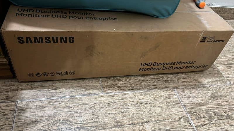 Samsung 32inch Curved UHD Business Monitor 4