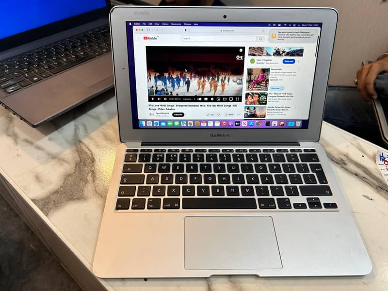 Apple Macbook air 2015 slim and smart 1