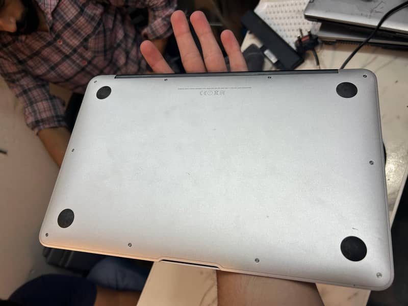 Apple Macbook air 2015 slim and smart 2