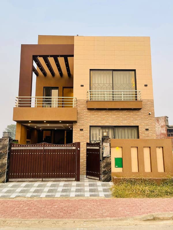 BRAND NEW 5 MARLA FULL HOUSE AVALIABLE FOR SALE SECTOR D BLOCK AA BB CC DD BAHRIA TOWN LAHORE 0