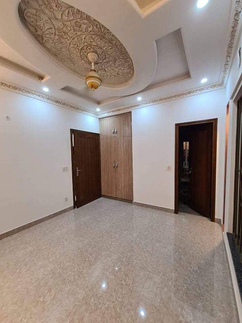 BRAND NEW 5 MARLA FULL HOUSE AVALIABLE FOR SALE SECTOR D BLOCK AA BB CC DD BAHRIA TOWN LAHORE 11