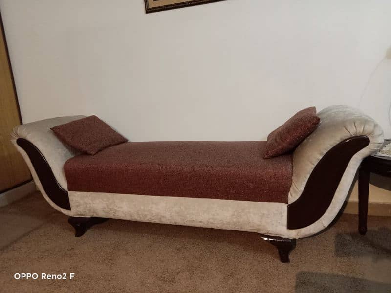 Stylish Settee Sofa with Elegant Design 3