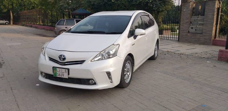 Toyota Prius Alpha 2012 1