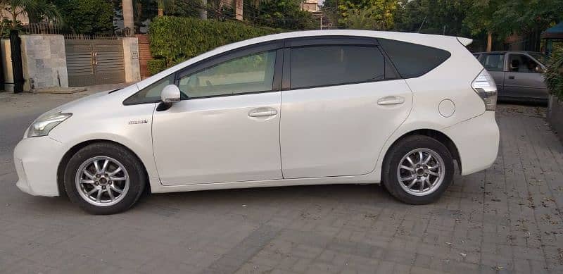 Toyota Prius Alpha 2012 2