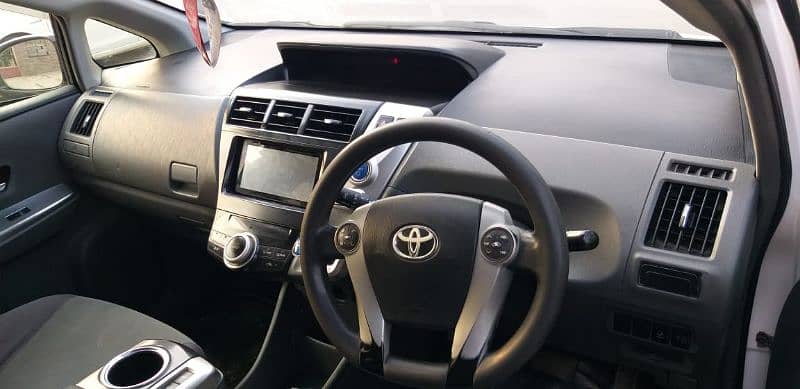 Toyota Prius Alpha 2012 3