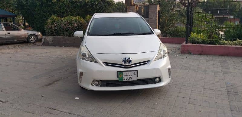 Toyota Prius Alpha 2012 4