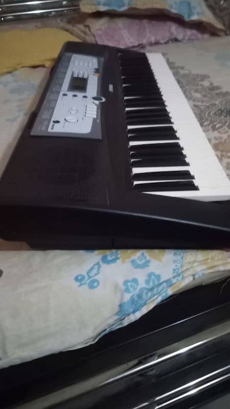 YAMAHA PSR E-213 KEYBOARD/PIANO 1