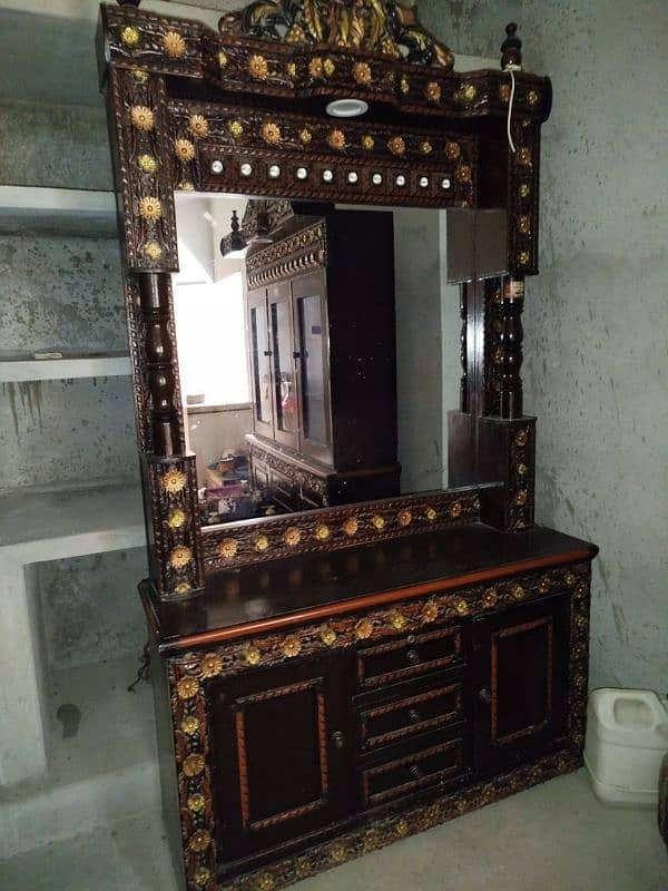 bed uzed h r mirror,showcase 6 months usedhue hn 2