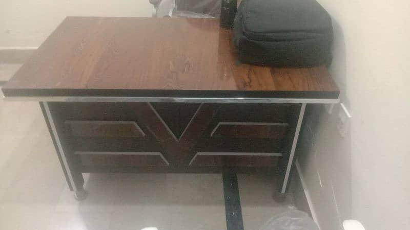 table for sale 2nd hand with well furnished 2