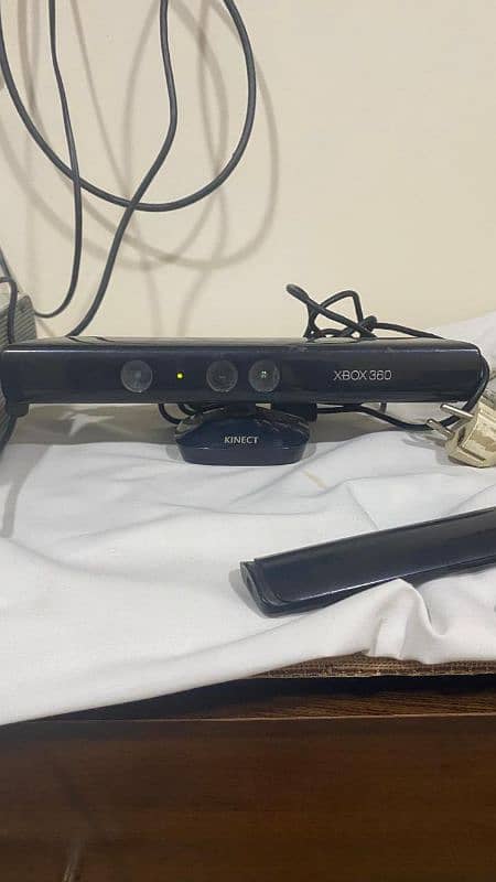 Xbox 360 Arcade with Kinect, 1 controller 3