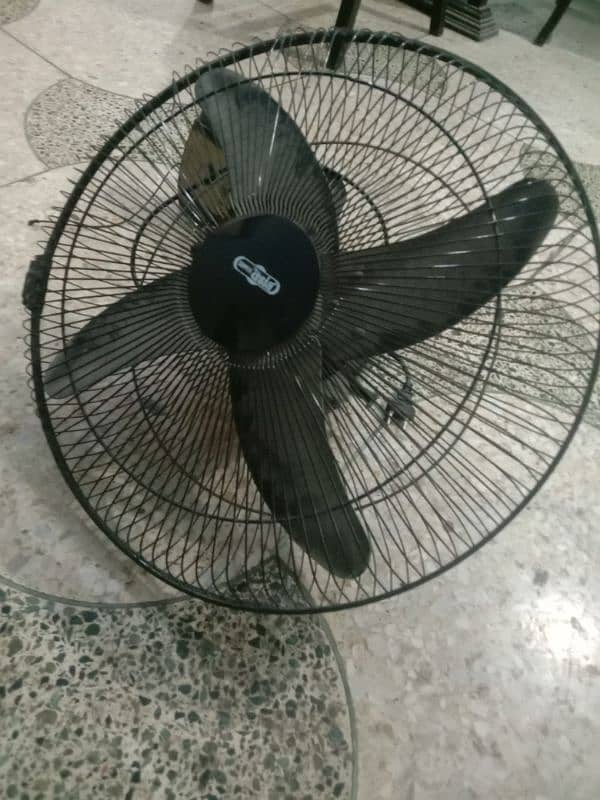 Almost new bracket fan super asia 0