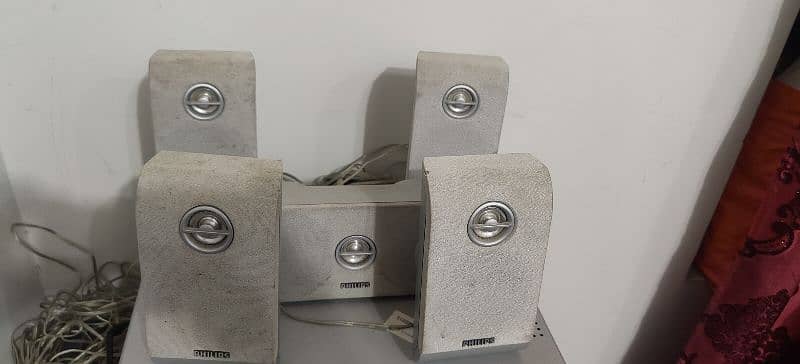 Philips home thathr with 5 speakers and strongs buffer 1