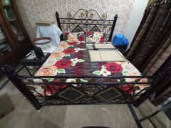 I'm Sellig the iron bad with side tables: 03234358701