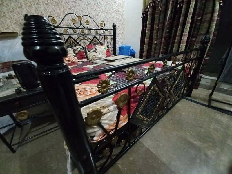 I'm Sellig the iron bad with side tables: 03234358701 5